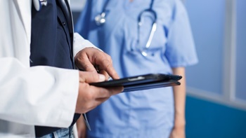 Infermiera e mani di un medico in primo piano